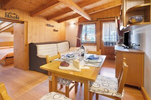 Dining - Apartment 'Casa Colturi Abete' with Mountain View, Shared Garden and Wi-Fi (Valdisotto)