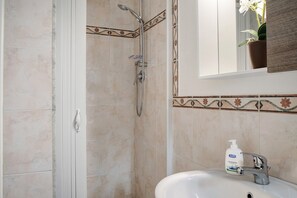 Douche, sèche-cheveux, serviettes fournies