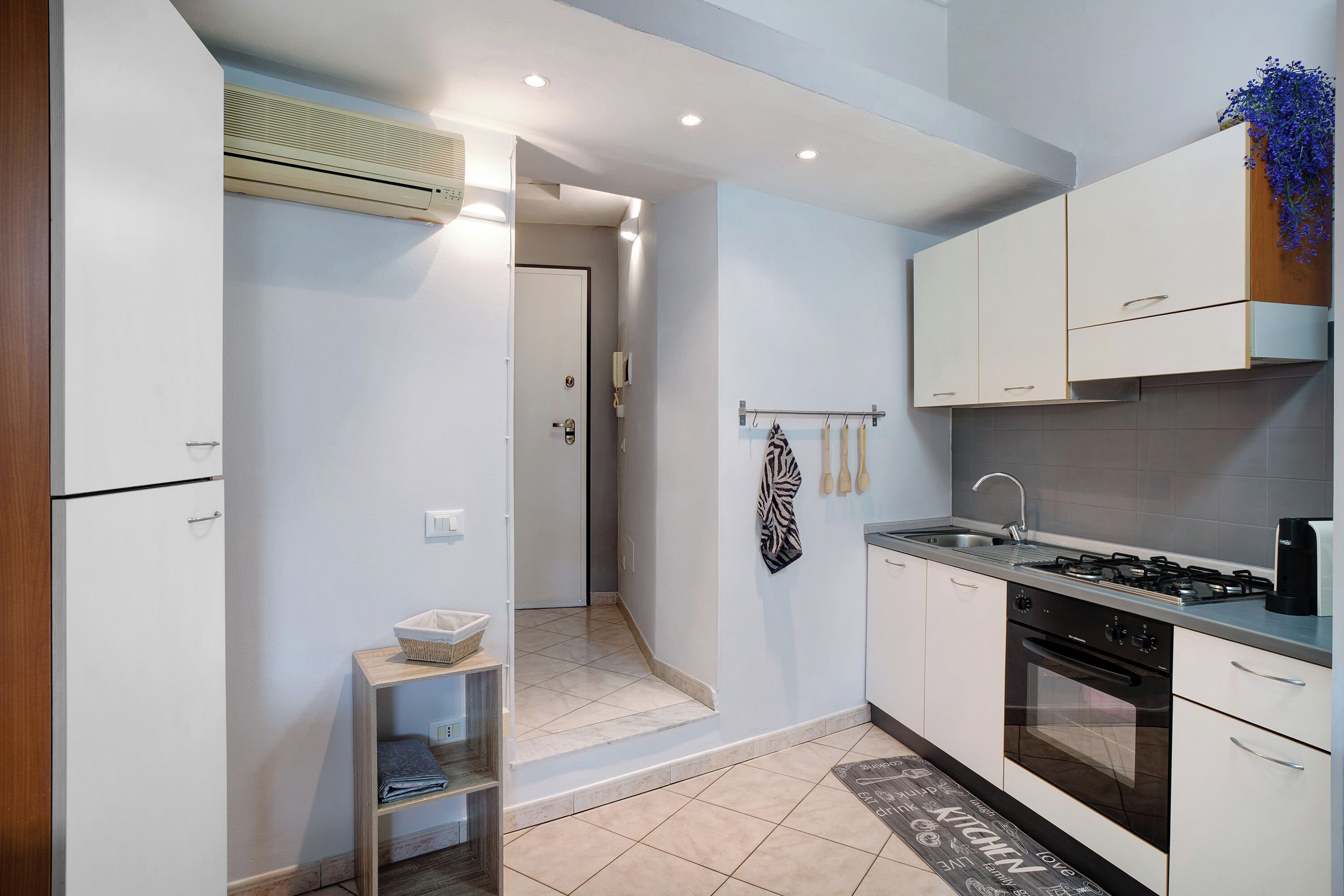 Fridge, oven, stovetop, coffee/tea maker