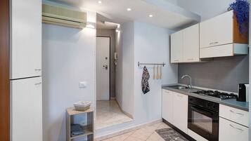 Fridge, oven, stovetop, coffee/tea maker