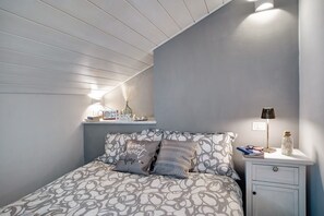 1 bedroom, iron/ironing board, WiFi, bed sheets - Holiday Apartment 'Casa Intimissima' with Air Conditioning (Imperia)