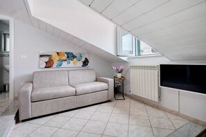 TV - Holiday Apartment 'Casa Intimissima' with Air Conditioning (Imperia)