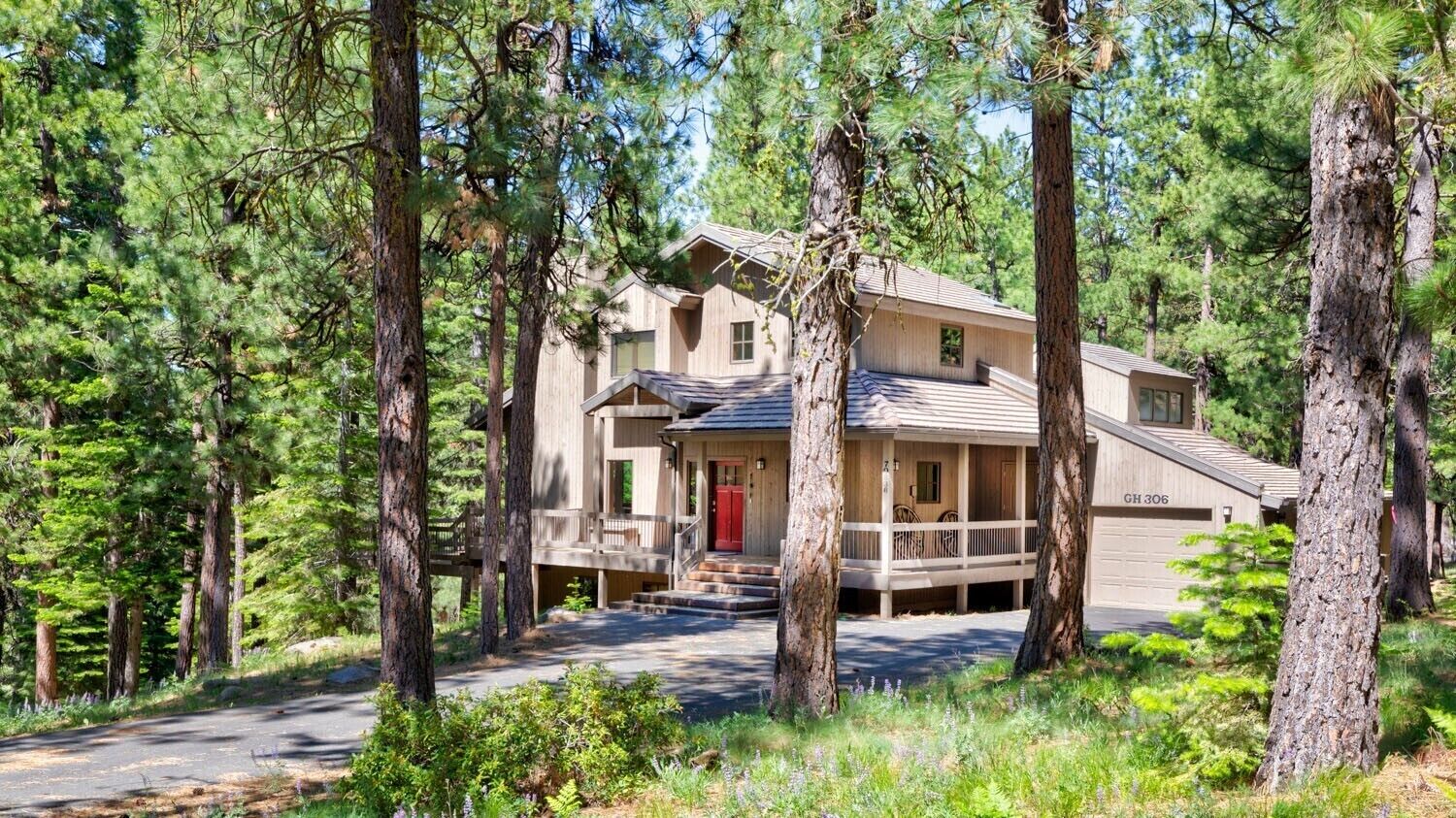 5 bed/3.5 bath Black Butte home w large kitchen, 2 living spaces, wood fireplace