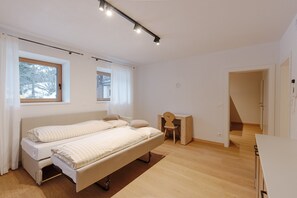 Ein Schlafzimmer mit einem Bett, einem Schreibtisch und einem Stuhl.