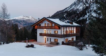'Borésc' Apartment with Mountain Views, Shared Terrace, and Wi-Fi