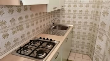 Kühlschrank, Herdplatte, Kochgeschirr/Geschirr/Besteck