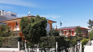 A residential area with houses, satellite dishes, and flags. - Euroholiday Village 2G, Wi-Fi and Air Conditioning (Jesolo)