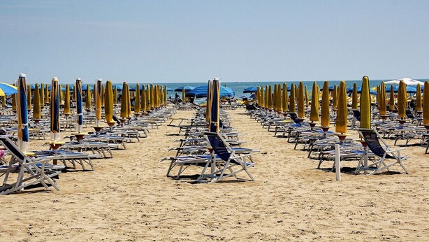 A beach with rows of sun loungers and umbrellas. - Euroholiday Village 2G, Wi-Fi and Air Conditioning (Jesolo)
