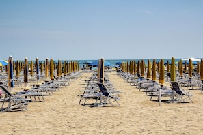 A beach with rows of sun loungers and umbrellas. - Euroholiday Village 2G, Wi-Fi and Air Conditioning (Jesolo)