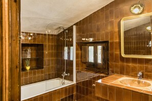 Douche, sèche-cheveux, serviettes fournies