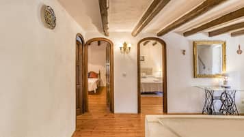 5 Schlafzimmer, BĂŒgeleisen/BĂŒgelbrett, kostenloses WLAN, BettwĂ€sche