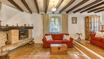 Een televisie en een open haard