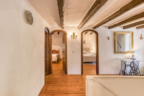 5 bedrooms, iron/ironing board, free WiFi, bed sheets