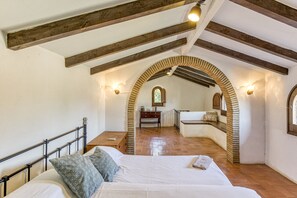 5 habitaciones, tabla de planchar con plancha y wifi gratis 