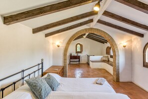 5 chambres, fer et planche à repasser, accès au Wi-Fi (inclus)