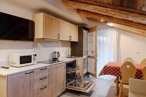 Frigorífico, microondas, placa de cocina y lavavajillas