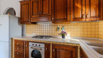 Refrigerador, parrilla de estufa y tetera eléctrica