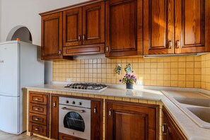 Fridge, stovetop, electric kettle, cookware/dishes/utensils - Holiday Home 'Il Bilo Di Giuseppe 458' with Shared Garden and Air Conditioning (Tricase)