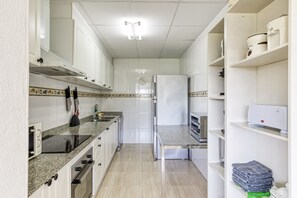 Fridge, microwave, oven, stovetop - Holiday Home 'Usall Rural' with Private Pool, Wi-Fi and Air Conditioning (Porqueres)