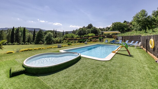 A backyard with a swimming pool, a hot tub, and a slide. - Holiday Home 'Usall Rural' with Private Pool, Wi-Fi and Air Conditioning (Porqueres)