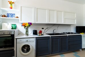 Fridge, stovetop, cookware/dishes/utensils - Holiday Home 'Trilo Di Giuseppe 466' with Air Conditioning (Tricase)