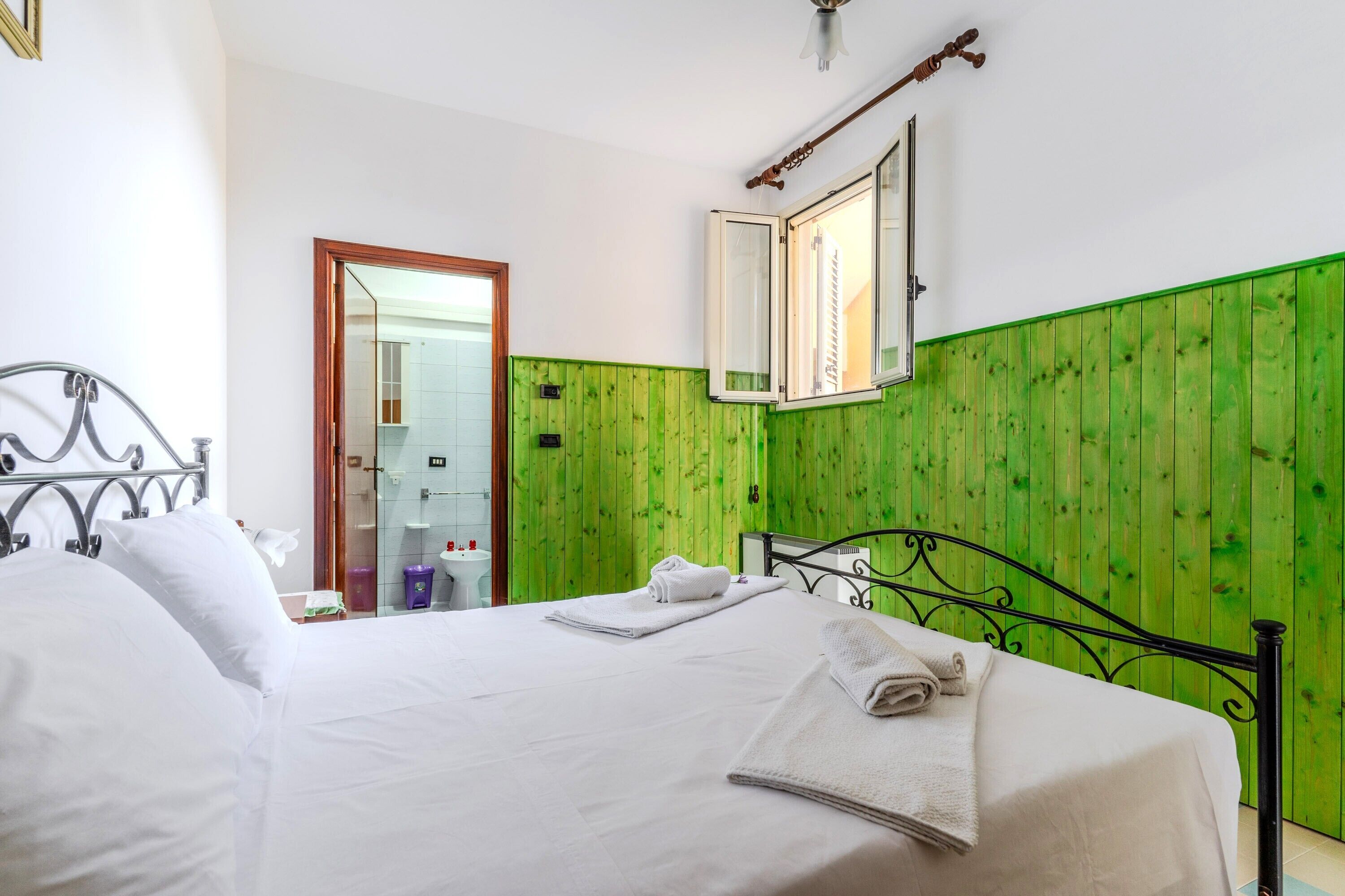 2 bedrooms, bed sheets