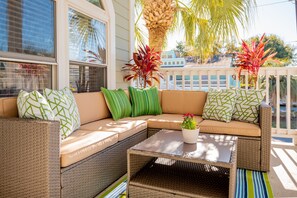 Property grounds - IDEAL IOP Beach Home, 6 BR, Private Pool, Close to Beach, Spacious! (Isle Of Palms)