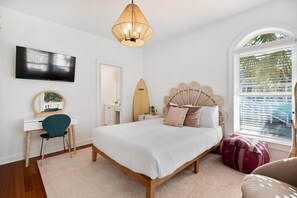 6 bedrooms, iron/ironing board, WiFi, bed sheets - IDEAL IOP Beach Home, 6 BR, Private Pool, Close to Beach, Spacious! (Isle Of Palms)