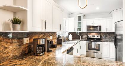 Le Femme Paradise/Game Room/Work Area/Playground/Basketball Court/5 Bedrooms