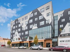 Exterior - Luxury Gray & Gold Executive Suite in Heart of Columbus (Columbus)