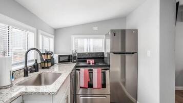 ثلاجة، ميكروويف، موقد طهي مسطح، غسالة أطباق