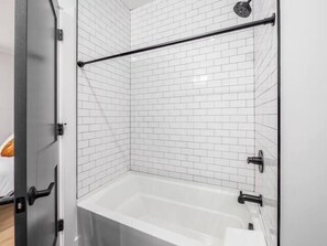 Shower, hair dryer, towels, soap - Stylish Stay on Oak - Columbus! (Columbus)