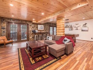 Smart-TV, peis og bøker