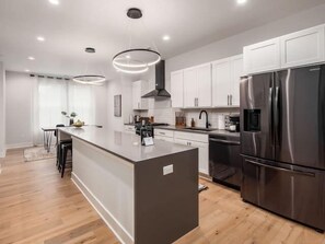 ثلاجة، ميكروويف، غسالة أطباق، ماكينة لصنع القهوة/الشاي