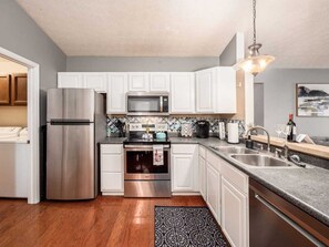 Refrigerador, microondas, lavavajillas y cafetera y tetera 