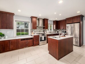 Réfrigérateur, micro-ondes, lave-vaisselle, cafetière/bouilloire