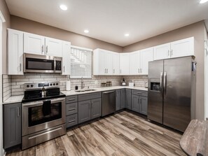 Kylskåp, mikrovågsugn, ugn och spishäll