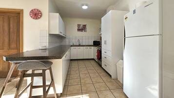 Micro-ondes, four, plaque de cuisson, lave-vaisselle