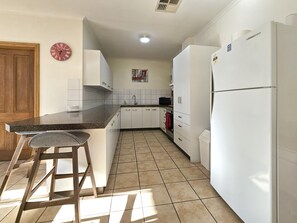 Micro-ondes, four, plaque de cuisson, lave-vaisselle