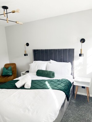 1 bedroom, desk, soundproofing, iron/ironing board - Stunning Flat with own entrance (London)
