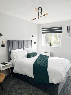 1 bedroom, desk, soundproofing, iron/ironing board - Stunning Flat with own entrance (London)