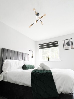 1 Schlafzimmer, Schreibtisch, schallisolierte Zimmer
