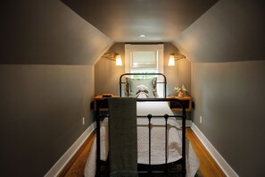 5 habitaciones, tabla de planchar con plancha y cuna de viaje