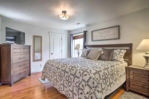 3 室のベッドルーム、セーフティボックス (室内)、デスク、アイロン / アイロン台