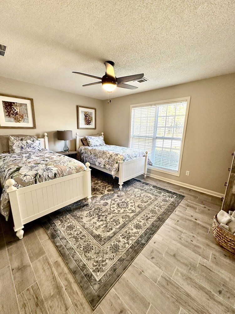 Newly renovated cozy waterfront cottage/duplex on Lake Oconee. Putnam