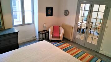 2 chambres, bureau, fer et planche à repasser, lit parapluie