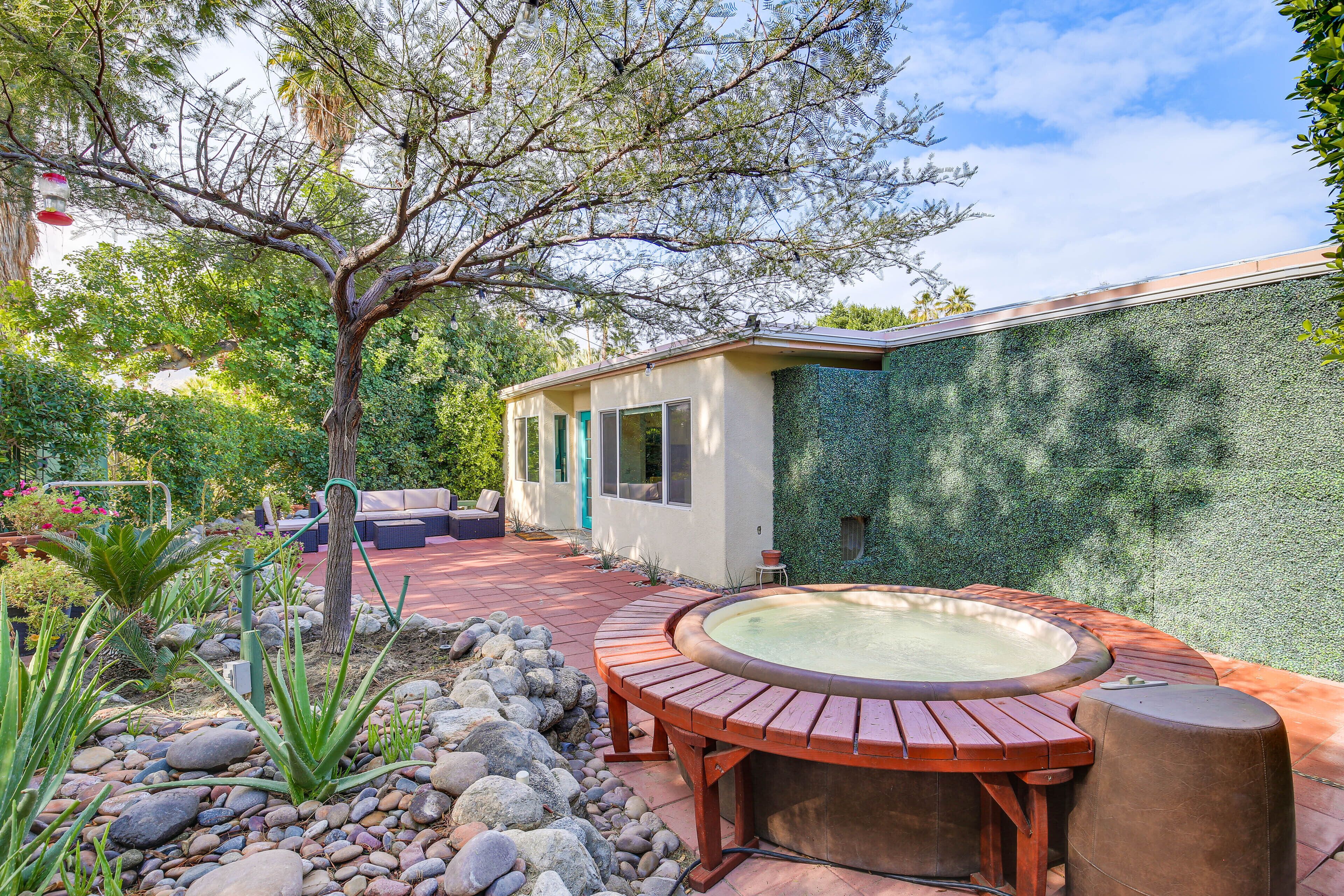 Palm Springs Studio w/ Outdoor Oasis & Hot Tub!