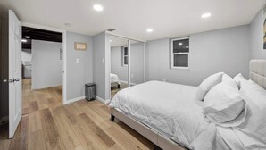 Una camera da letto con un letto, uno specchio e una porta che dà su un bagno.