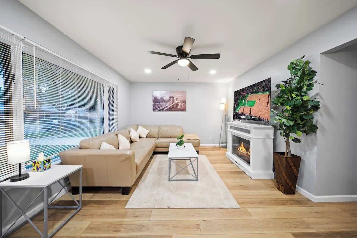 Smart TV, chimenea, futbolito y oficina 