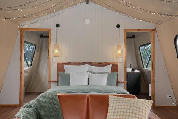 خيمة فاخرة | 1 غرفة نوم وملاءات من القطن المصري وأغطية فراش متميزة